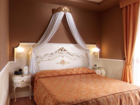Отель Hotel Confine  Кола Ди Лацис